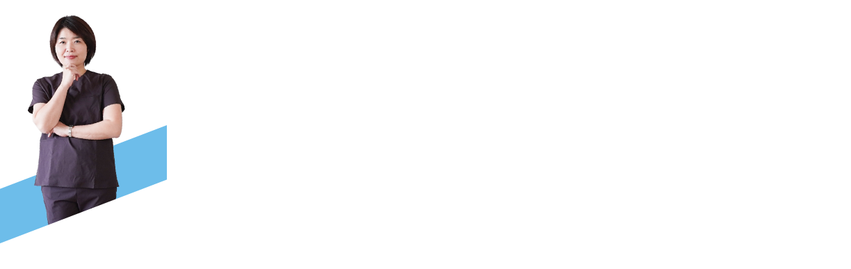 首を傾げて考えるスタッフ